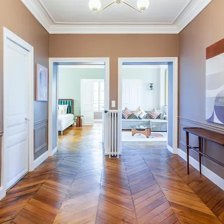 Apartment Spacious 4 Bedrooms - 11th With Style