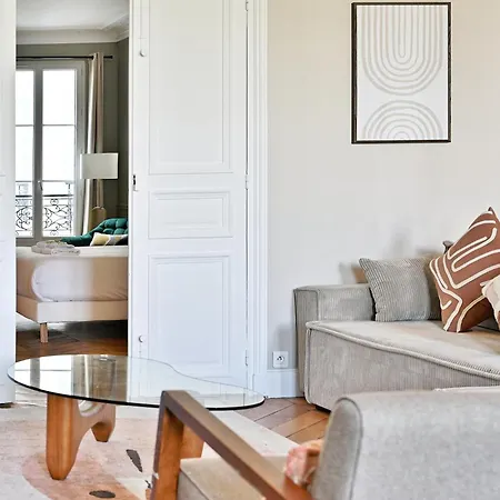 Spacious 4 Bedrooms - 11th With Style Apartment