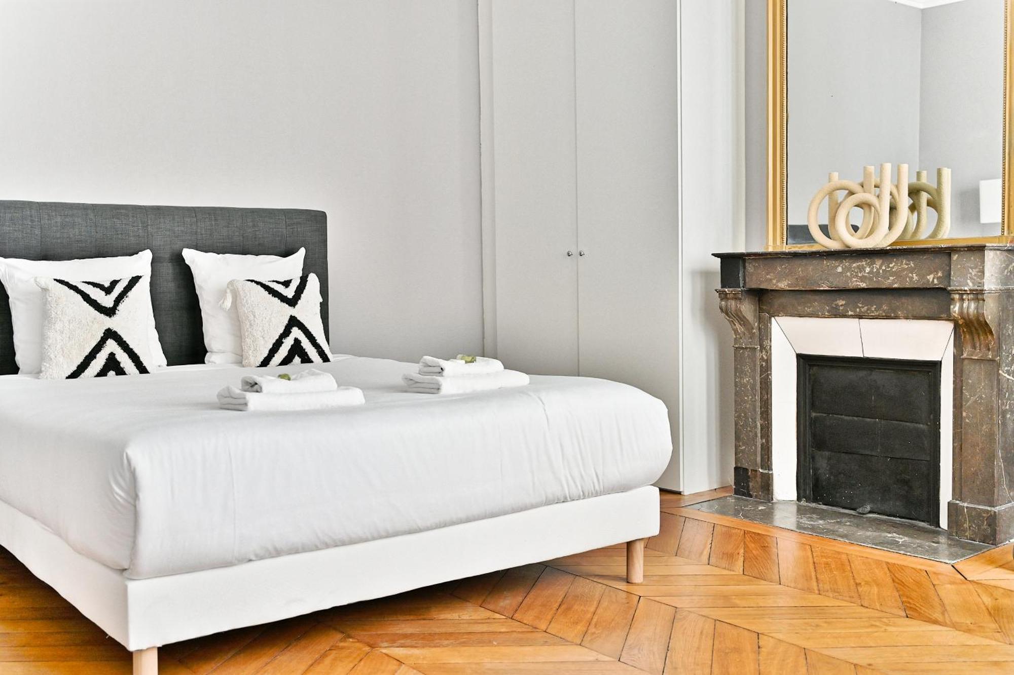 Spacious 4 Bedrooms - 11th With Style Apartment *