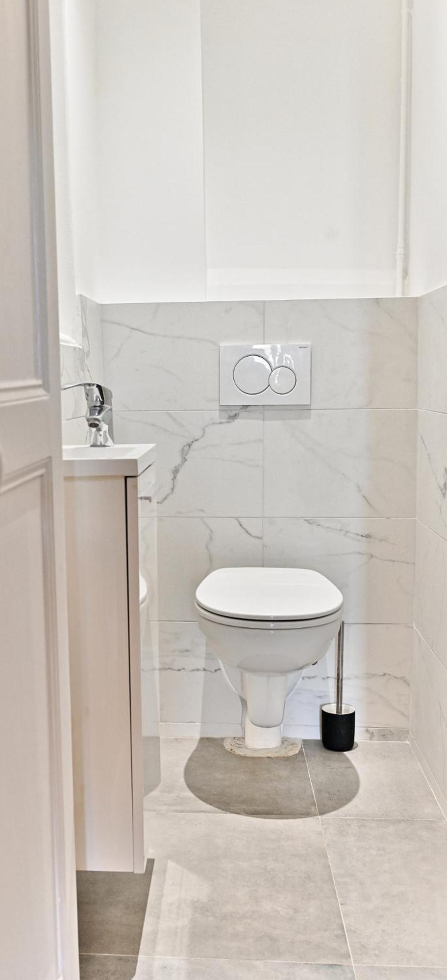 Spacious 4 Bedrooms - 11th With Style *